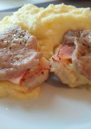 Sajttal-sonkával töltött sült karaj recept fotója