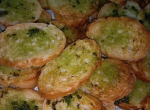 Una foto de Tostaditas de baguettes con pesto