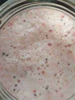 Una foto de Batido de manzana y fresa 🍓🥛🍎