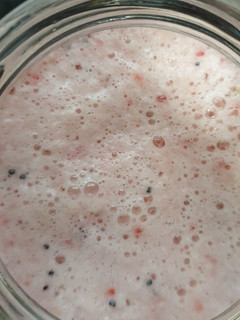 Una foto de Batido de manzana y fresa 🍓🥛🍎