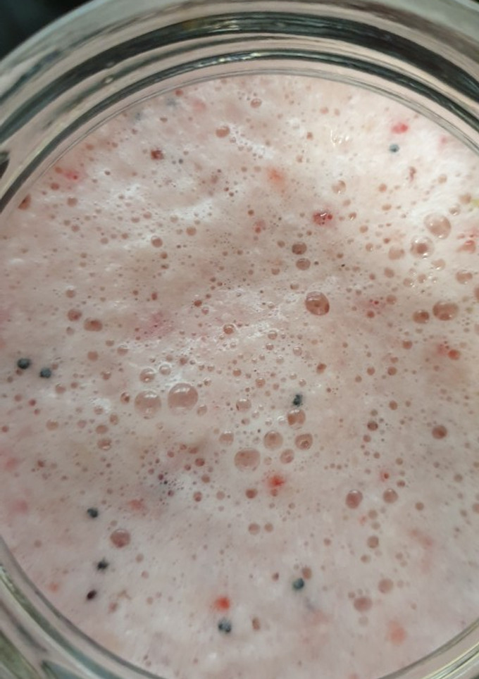 Una foto de Batido de manzana y fresa 🍓🥛🍎