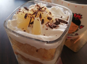 Una foto de Torta en vaso de piña crema y manjar 🍍🍰