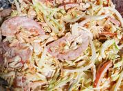 Una foto de ensalada de zanahoria y pepino