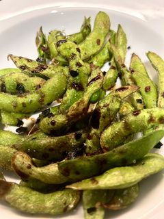 Una foto de Edamame picante con soja 🫛 en airfryer