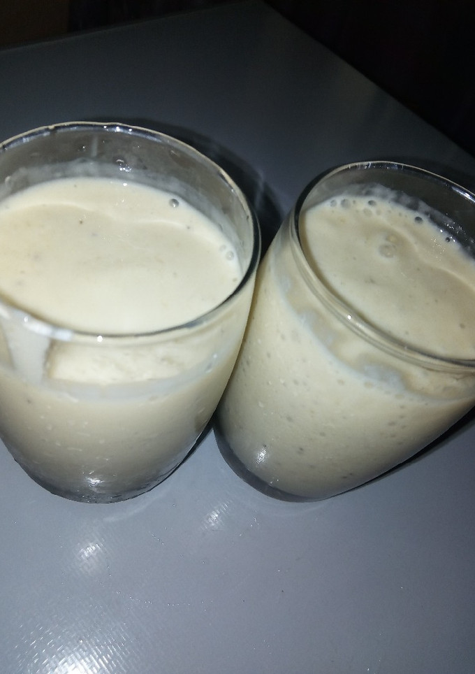 A picture of Banana and yoghurt.