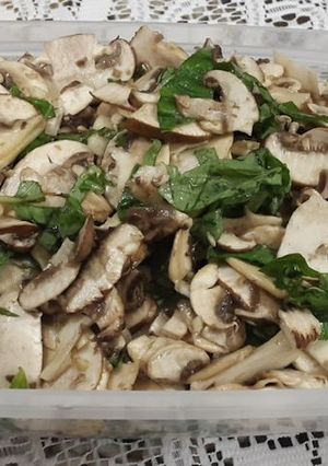Una foto de Ensalada de champiñones y albahaca