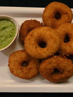 ફરાળી મેંદુવડા (Farali Medu Vada Recipe In Gujarati) રેસીપી મુખ્ય ફોટો
