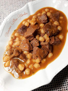 Una foto de Garbanzos lechoso con tapa de ternera y ras el hanout