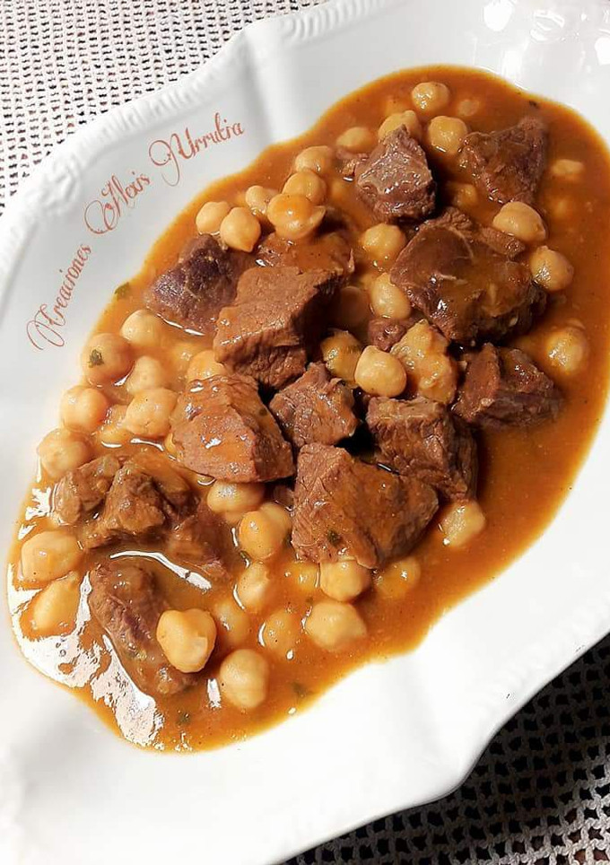 Una foto de Garbanzos lechoso con tapa de ternera y ras el hanout