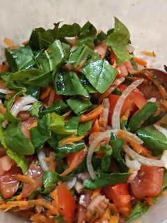 Una foto de Ensalada fresca de espinaca y pesto