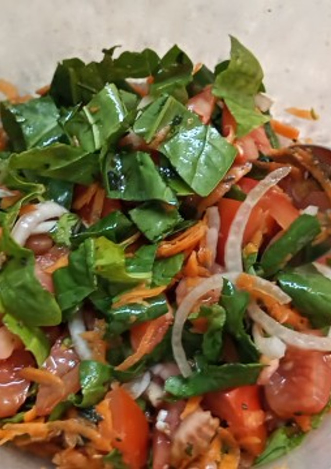 Una foto de Ensalada fresca de espinaca y pesto