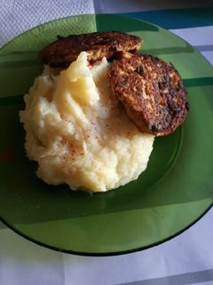 Una foto de Puré de papas con frito de atún