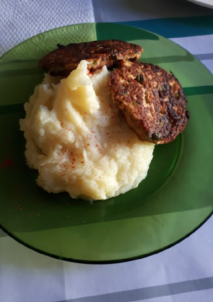 Una foto de Puré de papas con frito de atún