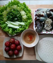 bánh tráng cuốn mắm nêm