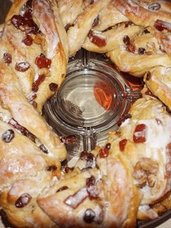 Una foto de Rosca alemana GefÜllter Kranz