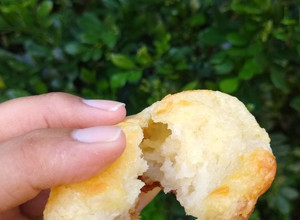 Una foto de Chipa con queso sardo y queso rallado