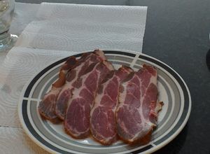 Una foto de Jamón crudo hecho en casa