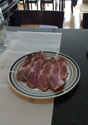 Una foto de Jamón crudo hecho en casa