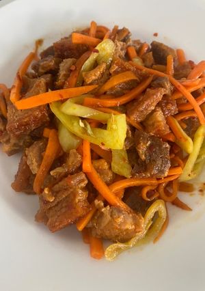 รูปของ ผัดพริกแกงหมูกรอบ (หมูกรอบจากหม้อทอดไร้น้ำมัน)