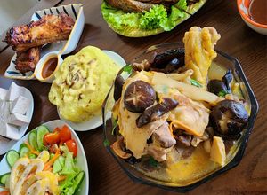 Hình của món Canh gà hầm nấm.