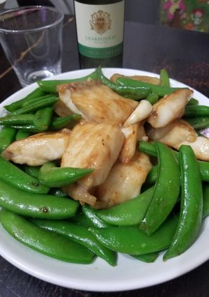 A picture of Stir fry Giant Grouper Fish with Sugar Snap Peas 龍躉炒 荷蘭豆.