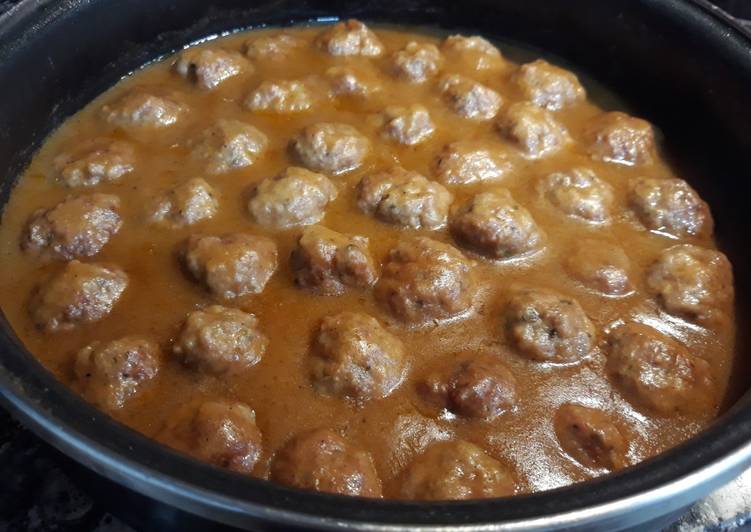 Albóndigas de magro y jamón serrano en salsa