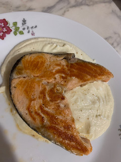 Una foto de Puré de coliflor con salmón