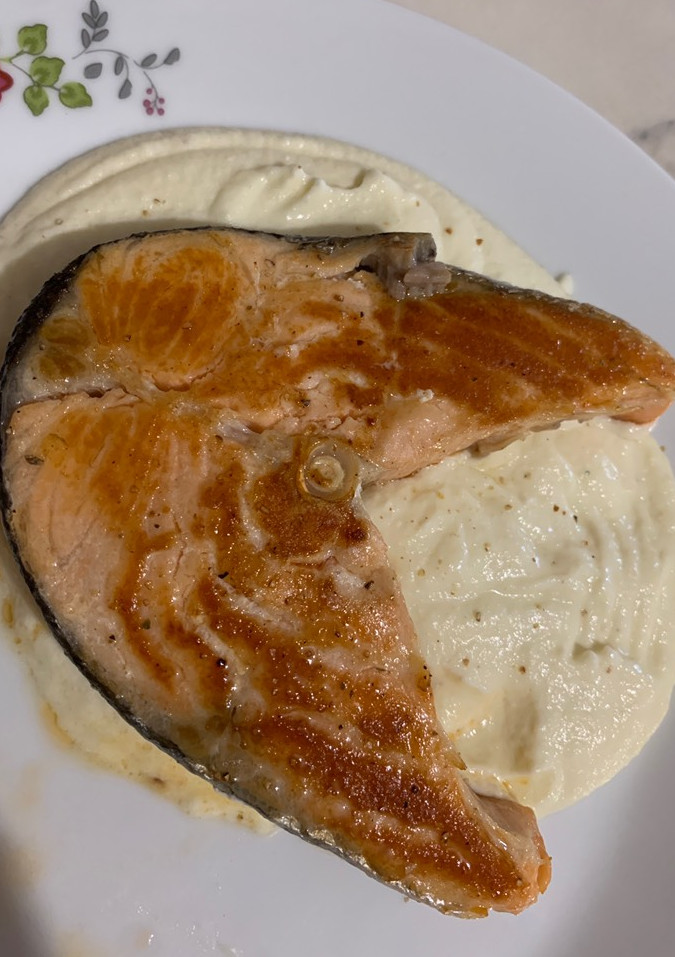 Una foto de Puré de coliflor con salmón