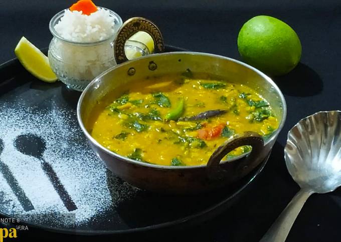 Lasooni Dal Palak with Gondhoraj lebu/ lemon