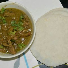 A picture of Pathiri & Coriander chicken curry.