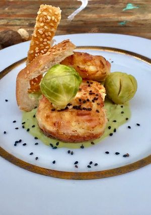 Una foto de Tortitas de papa con crema de brócoli 🥦