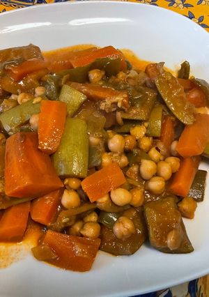 Une photo de Mijoté de légumes aux pois chiches, tomate et épices