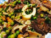 Una foto di ossobuco con funghi