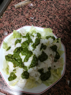 Una foto de Ensalada de merluza y salsa de pistacho y perejil