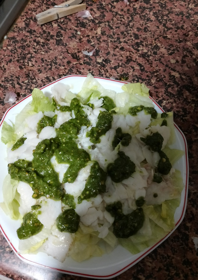 Una foto de Ensalada de merluza y salsa de pistacho y perejil