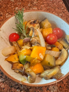 Una foto de Verduras al wok con champiñones al vino blanco