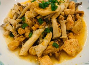 Hình của món Nấm xào thịt gà.