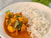 Una foto de pollo curry