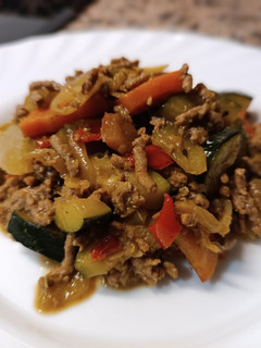 Una foto de Carne picada salteada con verduras