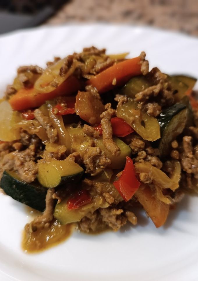 Una foto de Carne picada salteada con verduras