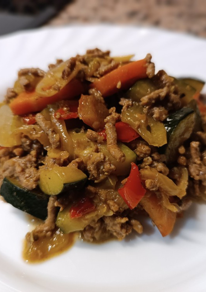 Una foto de Carne picada salteada con verduras