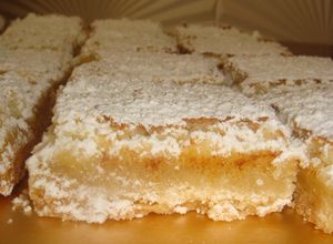 Una foto de Cuadrados húmedos de limón 🍋 (lemon bars)