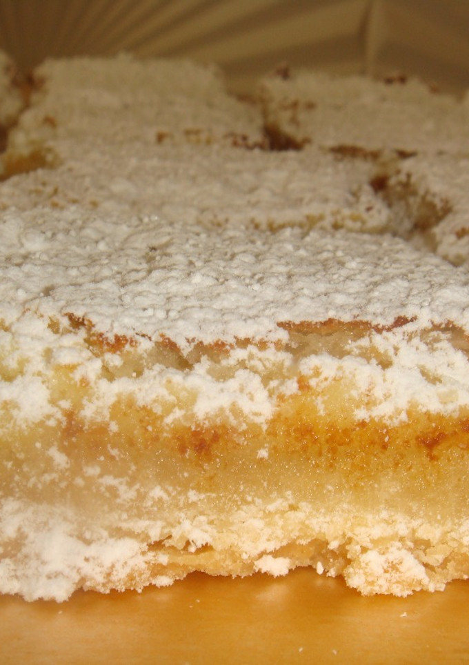 Una foto de Cuadrados húmedos de limón 🍋 (lemon bars)