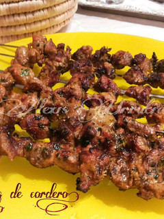 Una foto de Pinchos de cordero, con sazonador Urrutia