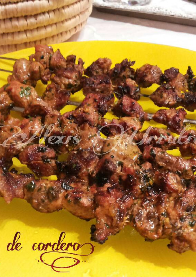 Una foto de Pinchos de cordero, con sazonador Urrutia