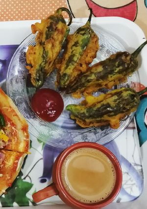 স্টাফড্ চিলি পকোড়া (Stuffed chilli pakora recipe in Bengali) রেসিপির প্রধান ছবি