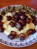 Tropezones de panceta con col fermentado sobre masa de maíz