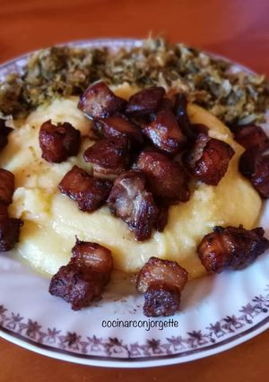 Una foto de Tropezones de panceta con col fermentado sobre masa de maíz