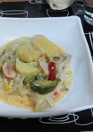 Una foto de Pollo con verduras a la crema