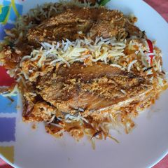 A picture of Hilsa Biryani or Ilish Biryani.